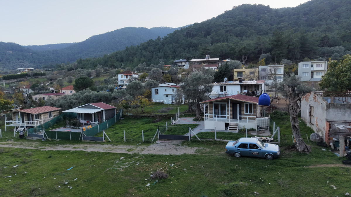 DEĞİRMENDERE KÖY İÇİNDE SATILIK 186 M2 BAHÇE ETRAFI ÇEVRİLİ 65 M2 PREFABRİK EV