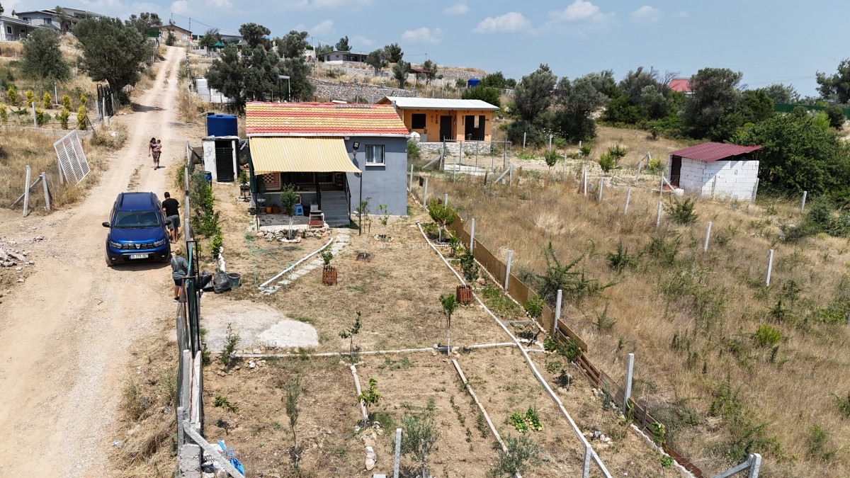 İZMİR AKÇAKÖYDE SATILIK 336 M2 TAPULU 50 M2 BETONARME BAHÇELİ HARİKA EV - 2