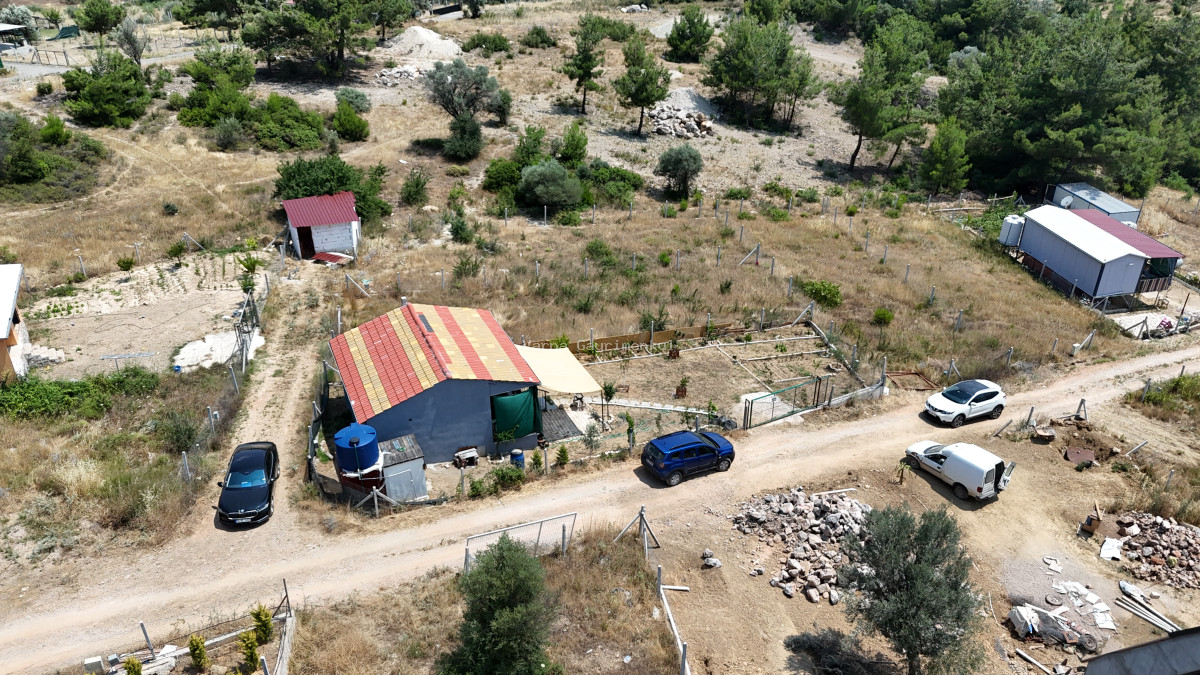 İZMİR AKÇAKÖYDE SATILIK 336 M2 TAPULU 50 M2 BETONARME BAHÇELİ HARİKA EV - 3