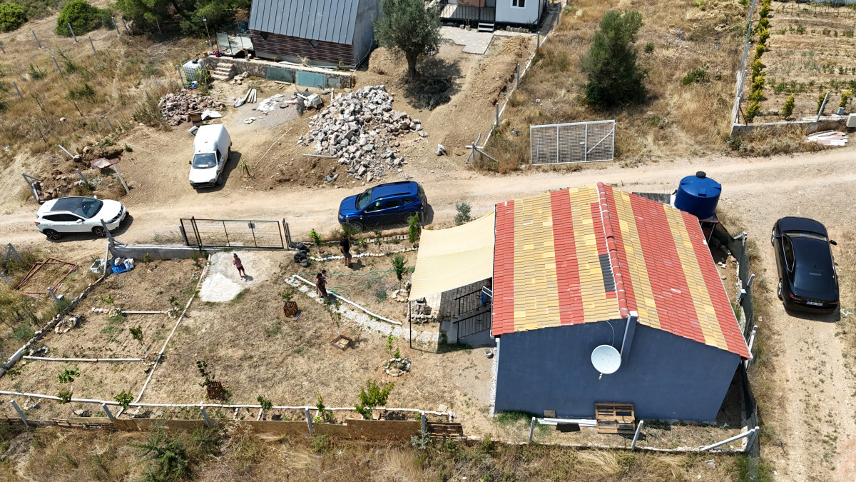 İZMİR AKÇAKÖYDE SATILIK 336 M2 TAPULU 50 M2 BETONARME BAHÇELİ HARİKA EV - 5