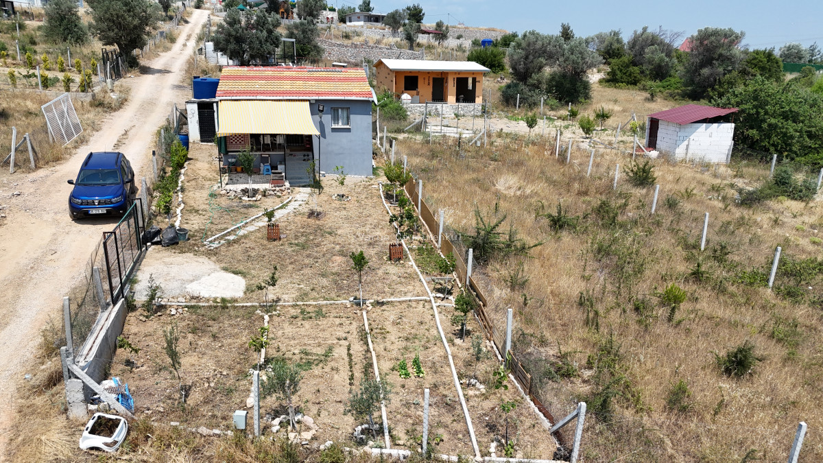 İZMİR AKÇAKÖYDE SATILIK 336 M2 TAPULU 50 M2 BETONARME BAHÇELİ HARİKA EV - 13