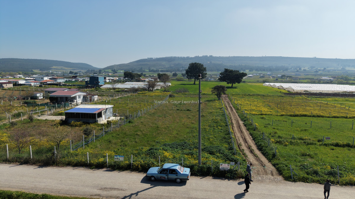 DEVELİDE SATILIK 1.050 M2 RESMİ TAPULU İZBANA YAKIN ASFALT CEPHELİ KÖŞE TARLA
