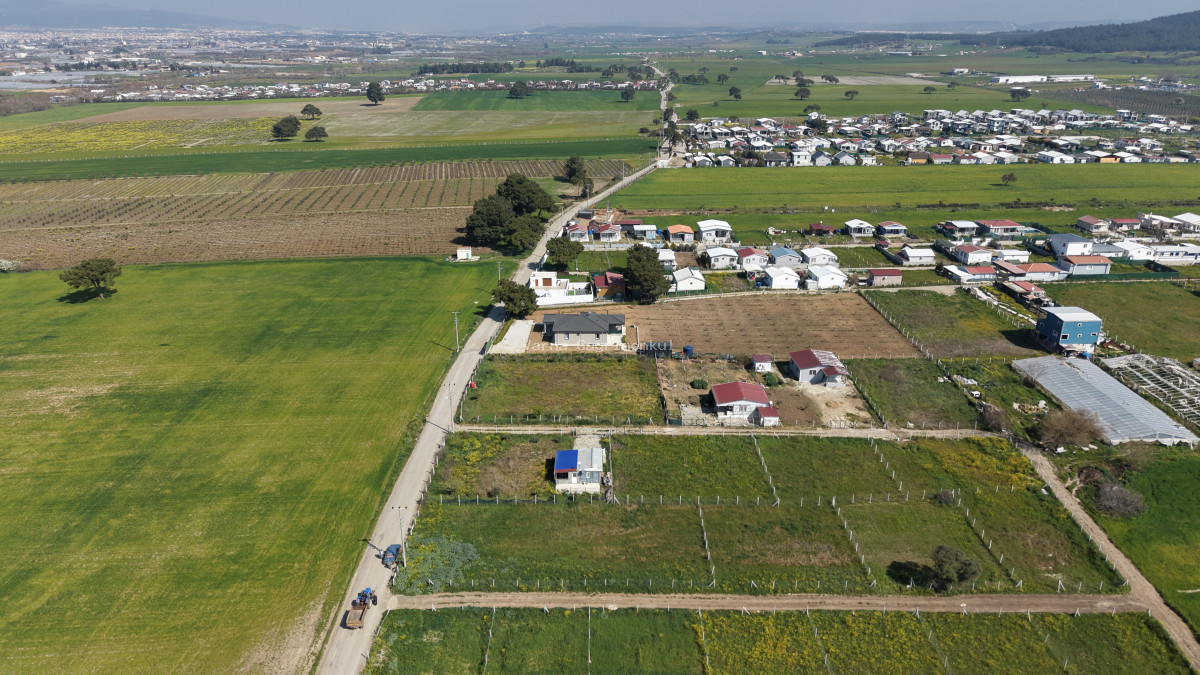 DEVELİDE SATILIK 1.050 M2 RESMİ TAPULU İZBANA YAKIN ASFALT CEPHELİ KÖŞE TARLA - 5
