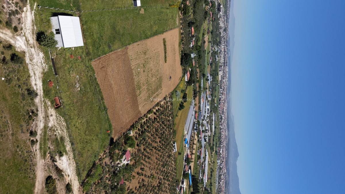 İZMİR DEREKÖYDE SATILIK TEKTAPU 1.740 M2 MERKEZE YAKIN ETRAFI ÇEVRİLİ 80 M2 EV - 2
