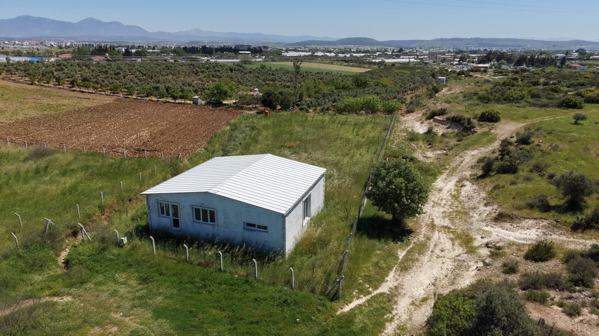 İZMİR DEREKÖYDE SATILIK TEKTAPU 1.740 M2 MERKEZE YAKIN ETRAFI ÇEVRİLİ 80 M2 EV
