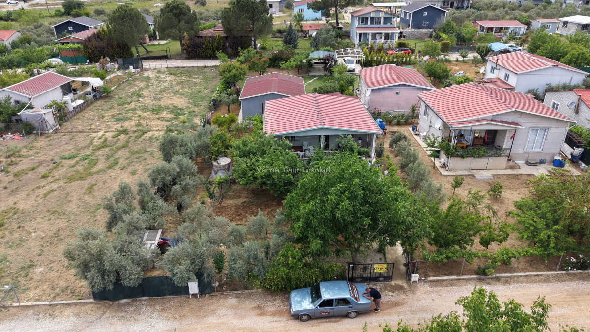 İZMİR ATAKÖYDE SATILIK 500 M2 ARSA İÇERİSİNDE 2+1 EV MEYVE BAHÇESİ SAHİLE 10 DAKİKA