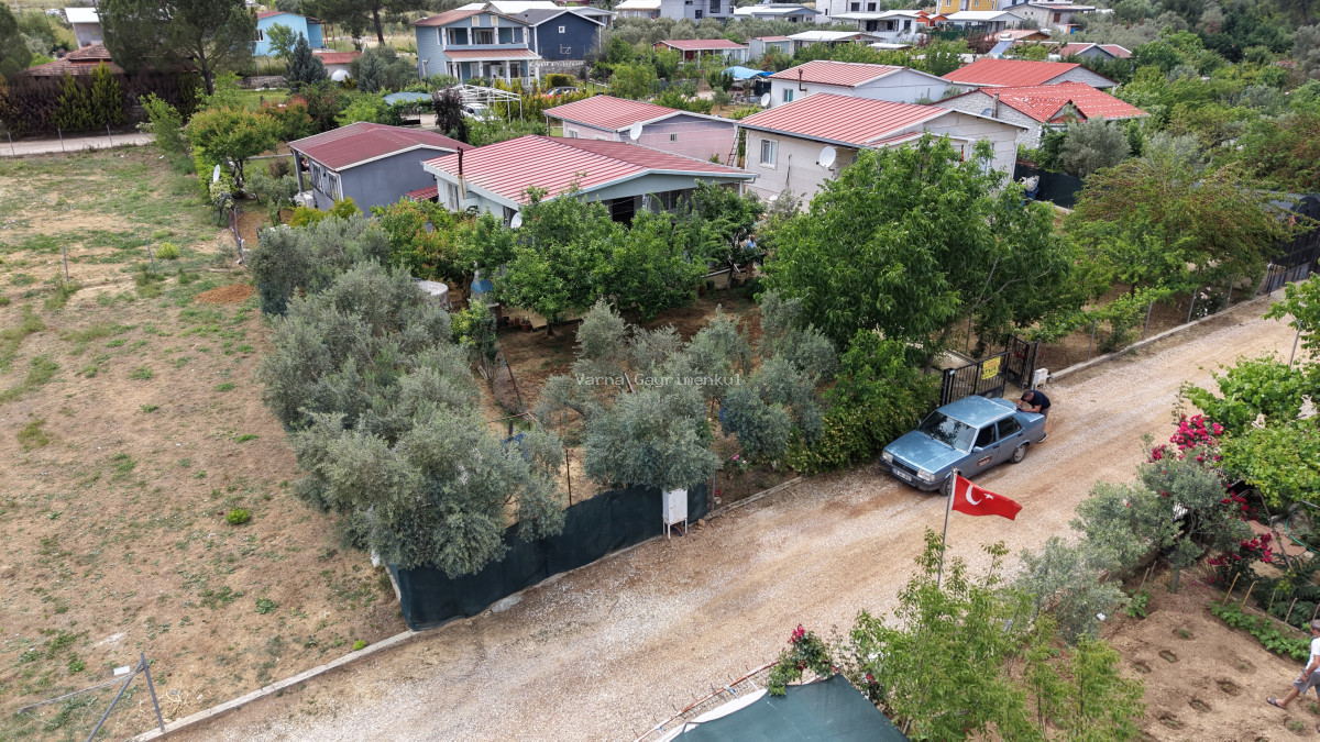 İZMİR ATAKÖYDE SATILIK 500 M2 ARSA İÇERİSİNDE 2+1 EV MEYVE BAHÇESİ SAHİLE 10 DAKİKA - 18