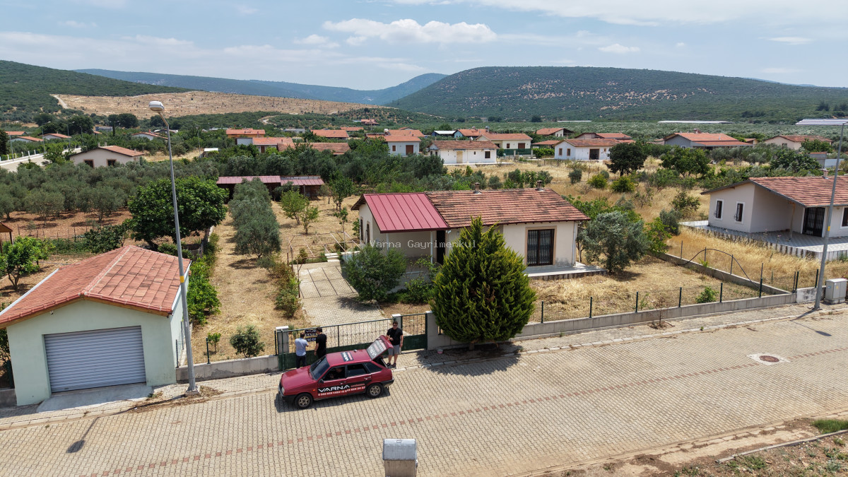 SERKÖY ÇİFTLİK EVLERİNDE SATILIK 1.500 M2 ARSA 100 M2 MÜSTAKİL EV